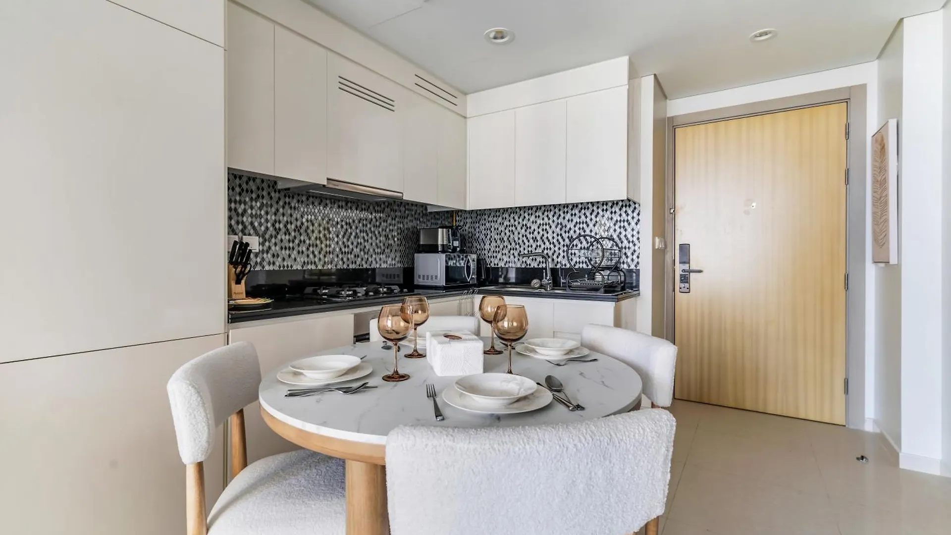 Luxury 3Br Apt With Balcony & Views, Aykon Tower Dubai Apartment